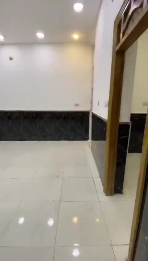 السلام عليكم 
البناية للأيجار طابق ارضي يصلح كمجمع طبي أو عيادات اسنان وتجميل / شركة مخازن يحتوي على صاله كبيره و ۳ غرف ومخزن صغير
الطابق الثاني قاعة 
موقع مميز حي الحسين الجديد شارع ابو شاكر وبسعر مناسب 
للتواصل
***********

