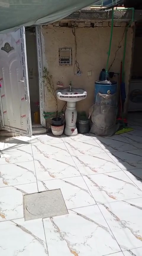 السلام عليكم بيت للبيع بناء بلوك زراعي خلف كليه السلام مباشر مساحه 100 واجهه 10 والنزال 10 مربع سند 25 خدمات كامله ماء كهرباء مجاري تبليط السعر 52 بي مجال @الجميع *********** واتساب
