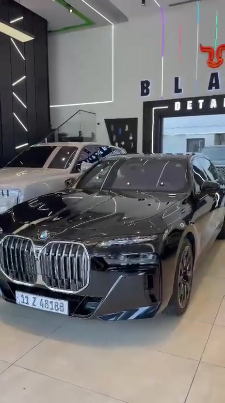بسم لله ماشاء الله 🧿
 القوة المتانة الامان والهيبة  الكرستالة 1/1 بي ام دبليو 740 mkit connect drive موديل 2025 رقم بغداد وكالة العروش فول اوبشن اعلى مواصفات  ماشية 22 الف كم ابوآب أوتوماتيك شاشة سقفية خلفية كبيرة مساج اربع مقاعد بالاضافة تدفئة وتبريد اربع مقاعد الاطارات الخلفية متحركة الانارة بالسقف سكاي لاونج  اعلى مواصفات مع عقد صيانة خمس سنوات مجاني شامل كل شيء السيارة بدون حادث وبدون صبغ وبدون بارد بالاضافة مغلفة ppf عليه ضمان 
للاستفسار ***********
