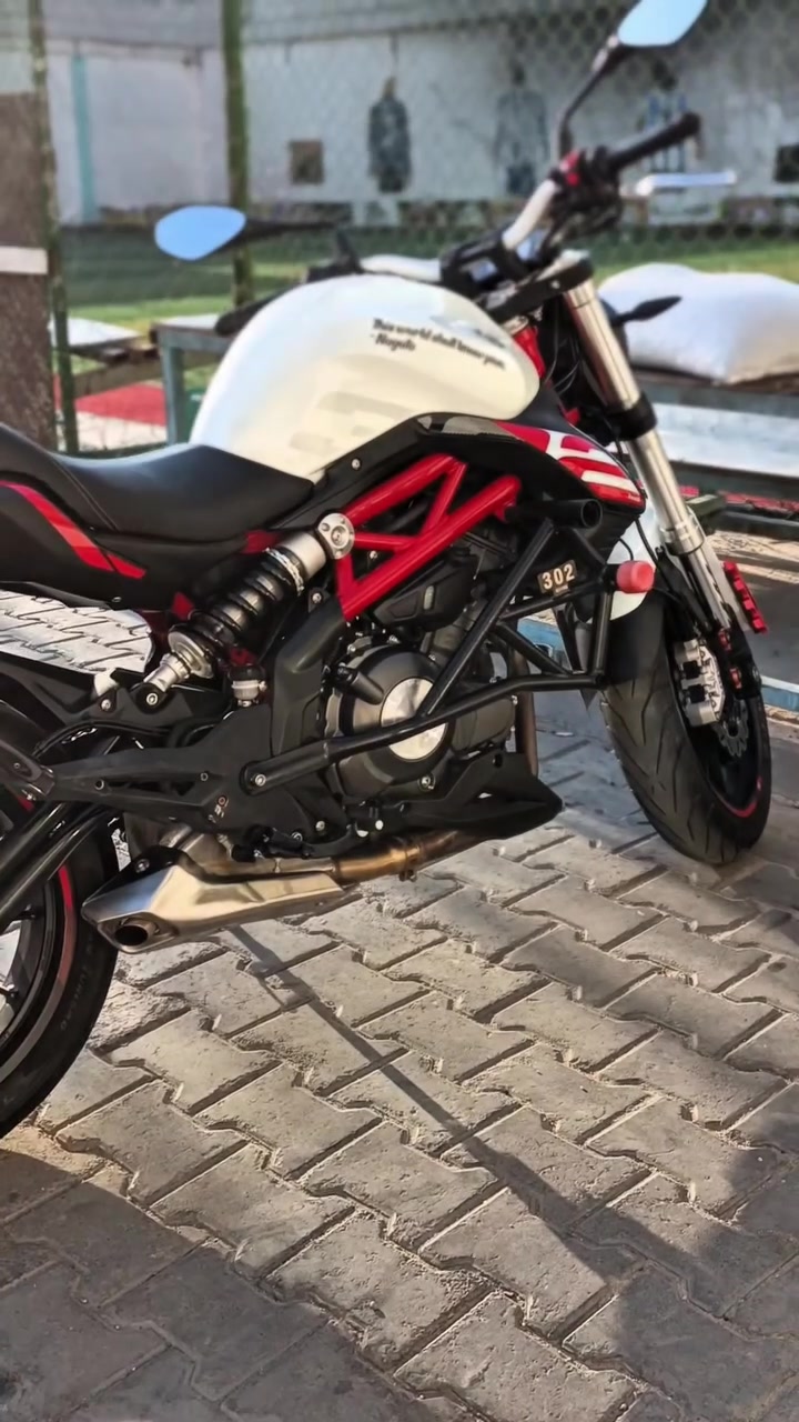 🏍️🔥 للبيع Benelli 302S موديل 2022 🔥

دراجة نظيفة ومرتبة جداً، استخدام شخصي ومهتم بيها. 
عليهه تزويد درع جانبي استيراد من الخارج درع راديتر 
ذيل خلفي رياضي لون احمر البلادي موجود 

🔸 الموديل: Benelli 302S
🔸 السنة: 2022
🔸 الممشى: 14,000 كم فقط
🔸 المحرك والقير بحالة ممتازة
🔸 الدراجة جاهزة للركوب والاستخدام
🔸 صيانة ومتابعة مستمرة
🔸 رقم و سنويه باسمي 

💰 السعر: [5.000.000] قاابل للنقاش
📍 المكان: بغداد البياع

🤝 البيع للجادين، الدراجه مكفوله من تاير للتاير ومناقصهه برغي 🔩
بانزينهه كله سوبر دهنهه ارقه دهن 

🔥 دراجة تستاهل المعاينة، واللي يعرف بالـ302S يعرف قيمتها.

للاتصال زين. ***********
اسياسيل.      ***********
