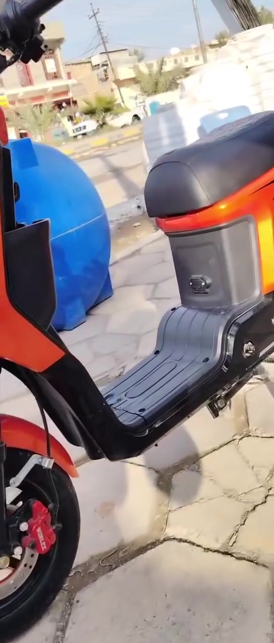 دراجه شحنR8 بطارية 5جديده البارحة شادهن ديالى بلدروز السعر 450وبيها مجال قليل ***********/0770902573
