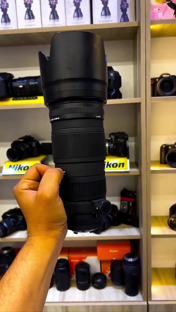 📸 Sigma 70-200mm F2.8 | Sports

🔥 عدسة احترافية للصور والفيديو
🔹 زوم 70-200mm
🔹 فتحة ثابتة F/2.8
🔹 مثبت بصري OS
🔹 أوتو فوكس سريع HSM
🔹 مناسبة للبورتريه، الأعراس، الرياضة والتصوير الخارجي
🔹 عزل خلفية قوي وبوكيه جميل
🔹 مقاومة للغبار ورذاذ الماء
🔹 فلتر 82mm
🔹 الوزن تقريباً 1.8 كغم
🔹 الأبعاد: 94.2 × 202.9 ملم 

✨ عدسة ثقيلة بالأداء قبل الوزن — خيار ممتاز للمصور المحترف.

📍 شركة التاج للكاميرات
🚚 توصيل لجميع محافظات العراق
📞 ***********
