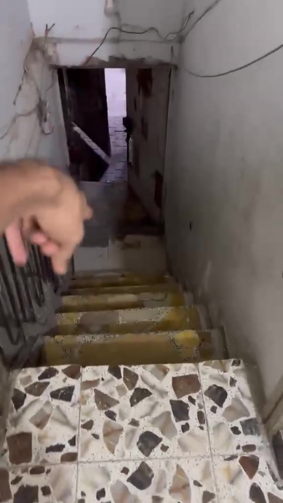 بيت الجار
يحتوي على صله كبيره 
وغرفه كبيره
وملحقاته
بيت كلش نضيف
العنوان التجار يم مدرست بلقيس 
اجاره٣٥٠بي مجال ***********
