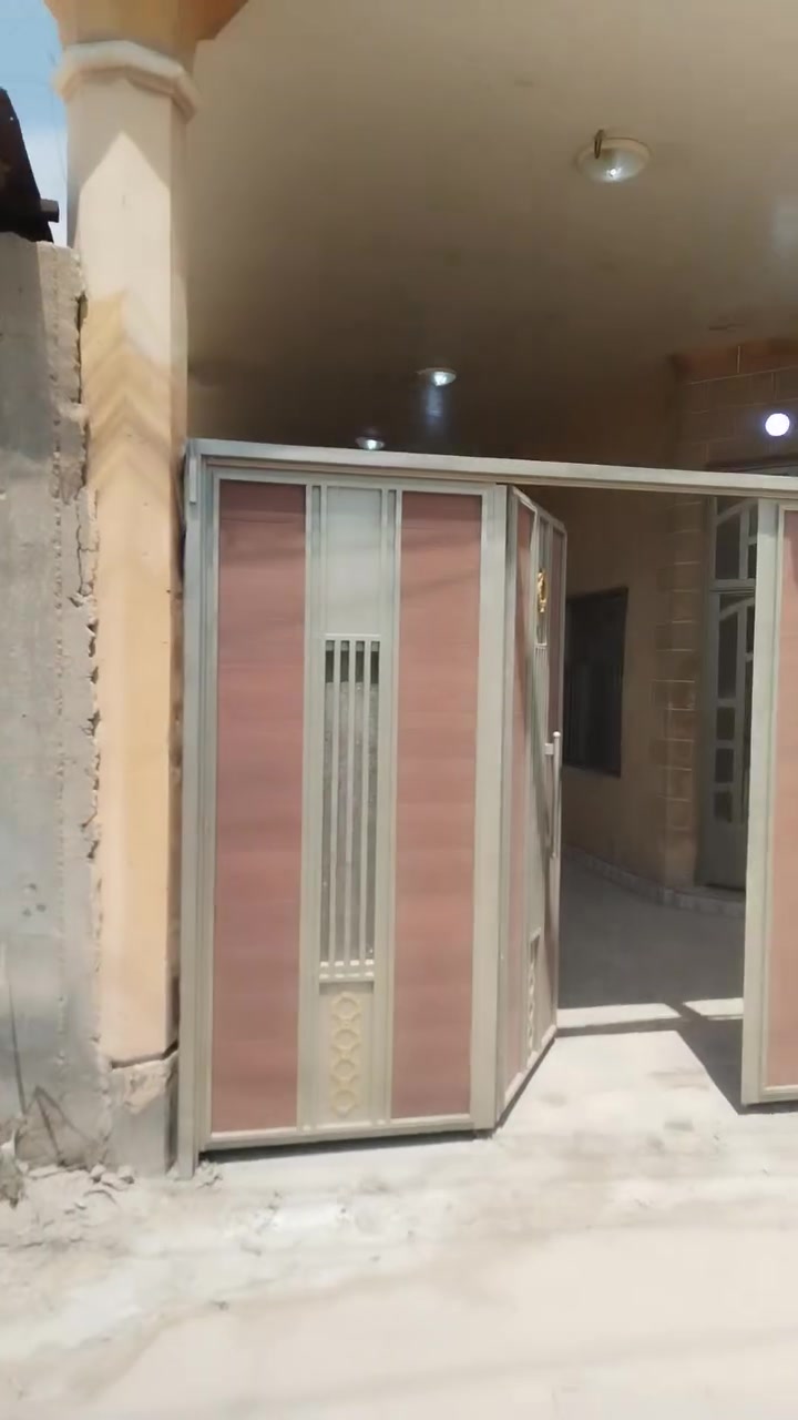 السلام عليكم
بيت للبيع المساحه ٢٠٠متر الجزيره باب الهوئ شارع ١٥
اول بيت بل فرع كامل خدمات.⛽ 
يحتوي على 3 غرف وصاله واستقبال ومطبخ وحمامات داخليه وخارجيه وكراج جبير🚗 
البيت بناء شخصي درجه اولى ✅
لللإستفسار الاتصال ***********
