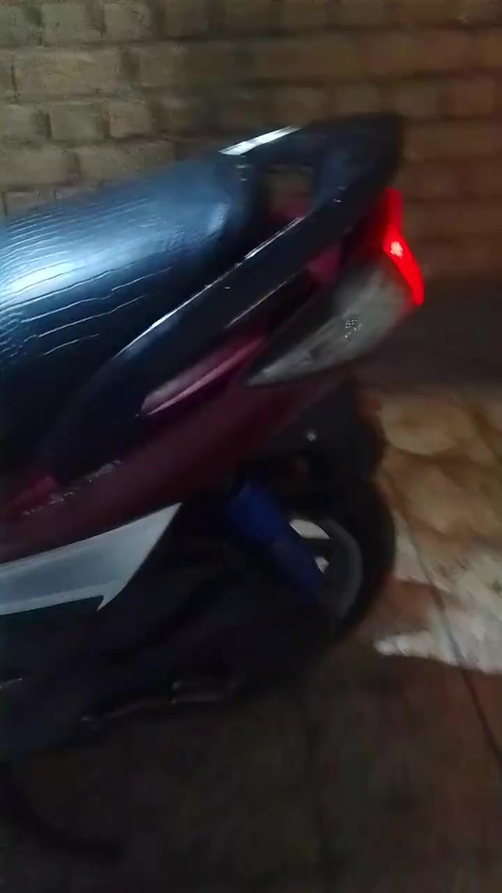 السلام عليكم دراجه سكنس فحل كابريتر بلادي الدراجه كله شغاله بس بيه مشكله الويل بم ما يصعد دهن ما يكلف عشرين ألف الدراجه حلوه كهربائياته كله شغاله بيه تخم تايرات جدد ***********
