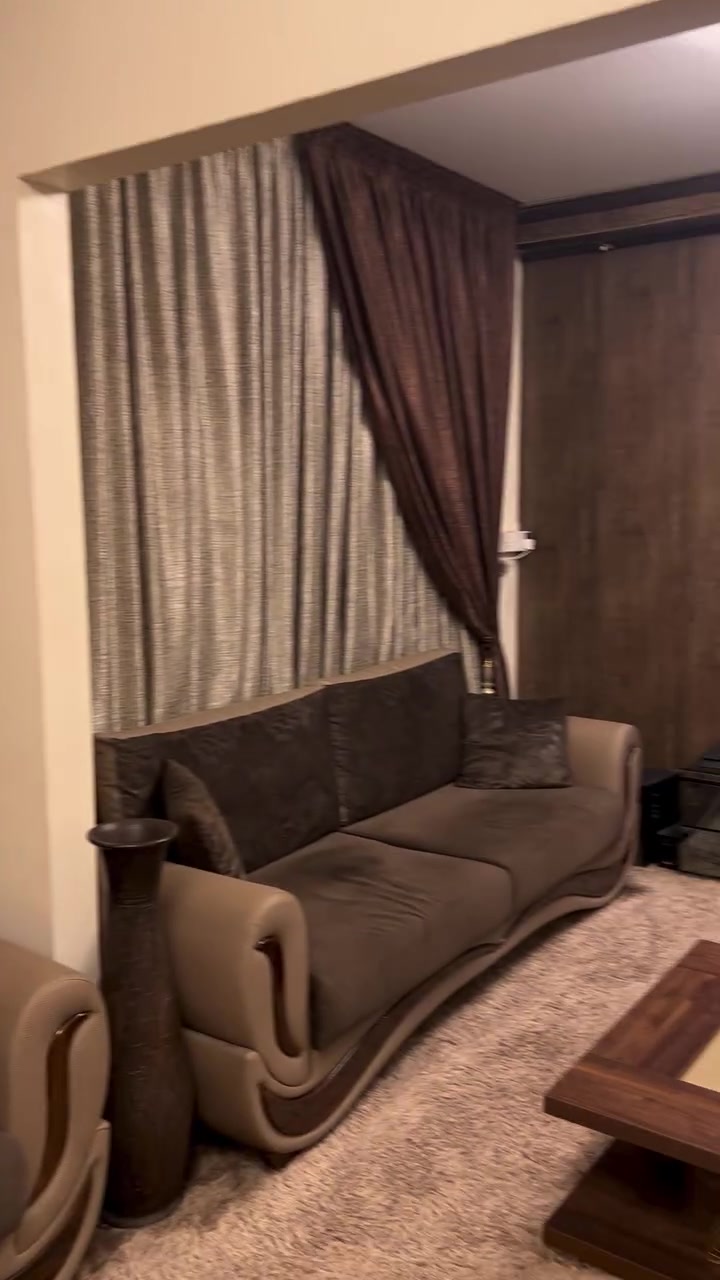 السلام عليكم
شقة للبيع  للإتصال :*********** 
العنوان : الشعب حي البساتين مجمع سبع ابكار السكني 
طابق اول 
المساحة : 102 
2 غرف نوم 
استقبال 
هول 
2 مطبخ ( حار ، بارد ) 
2 حمام 
مخزن 
كراج خاص للسيارة 
للبيع مؤثثة او بدون اثاث
