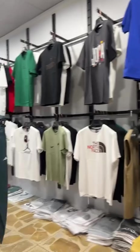 ديكور محل كامل للبيع
مع استاندات عرض ملابس  عدد ٣ 

شبجة عرض احذية 

تعاليك + ملكانات ٣ اسود ٣ ابيض مع ملكان صغير اطفال 

العنوان بغداد كرادة داخل 

***********
