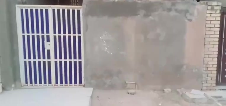 بيت للإيجار المكان حي الجامعي  المساحة 100 متر “ يحتوي على استقبال و صالةوغرفه ومطبخ و صحيات خارجية و داخلية وصاله مفتوحه في القاط الثاني فقط الموقع في شارع ٣٠ الي في نهايه شارع الفرن داخل دربونه  سعر الايجار 350 ***********
