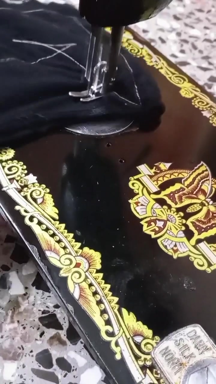 🧵مكينة خياطه للبيع
بحاله جيدة وجاهزه للعمل 
المراسلة واتساب ***********
