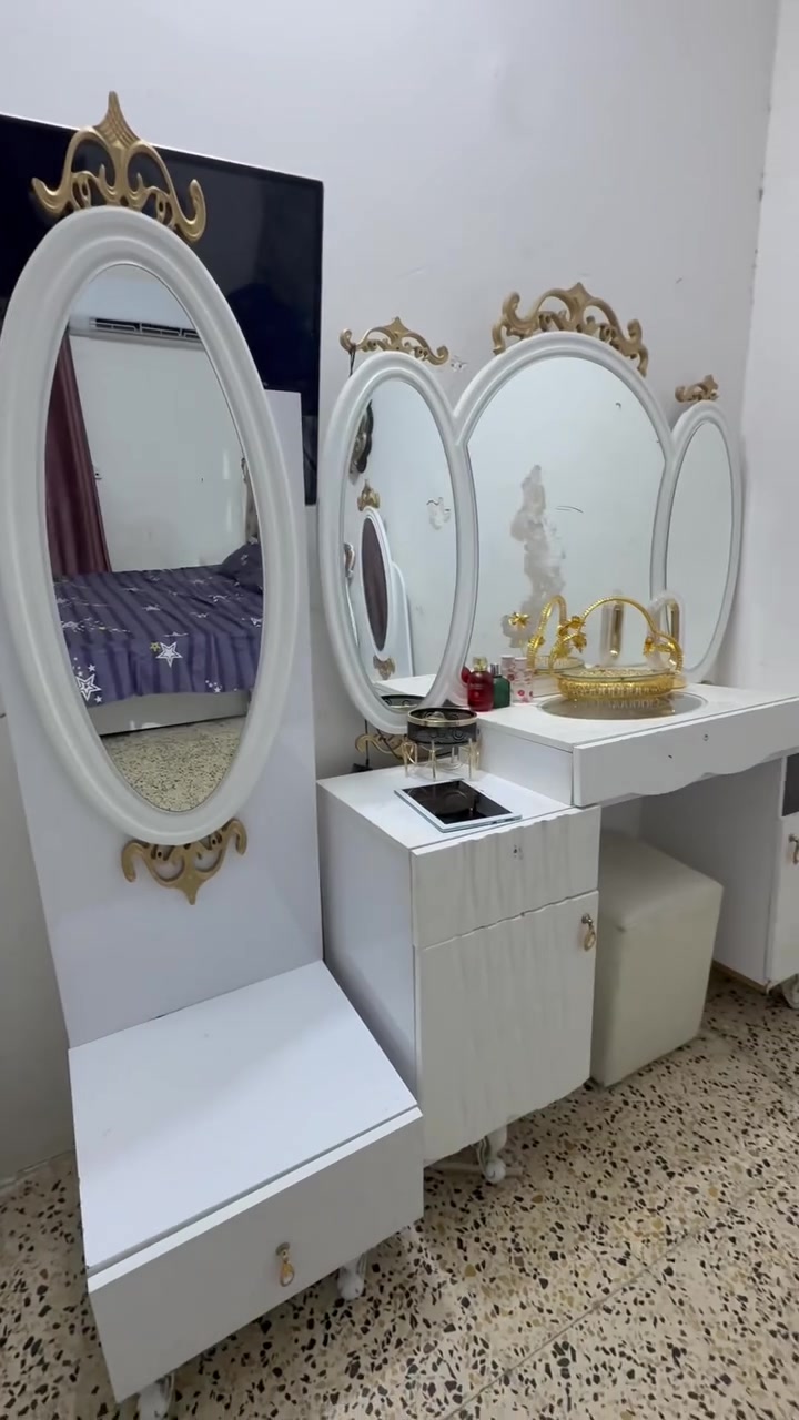 السلام عليكم
غرفه نوم للبيع السعر 450 وبيها مجال 
العنوان الرمادي التاميم القادسيه الثانيه 
الرقم ‪***********‬
