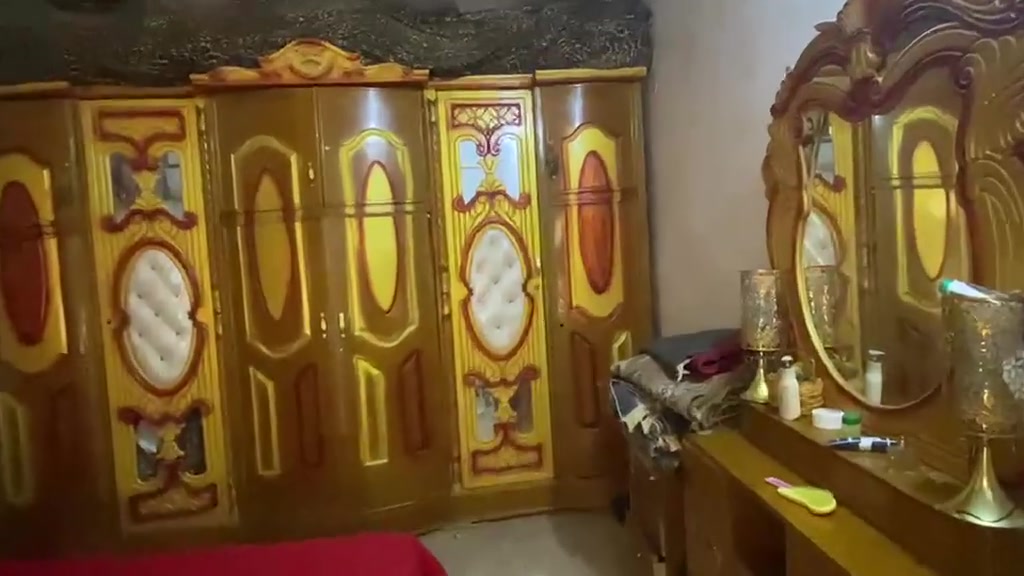 سلام عليكم قرفه اخشاب للبيع نضيفه مشتريه 1200مليون وميتين قيم وخذه بل يرضه بيه الله عنوان بغداد الشعب رقم 
 ***********
