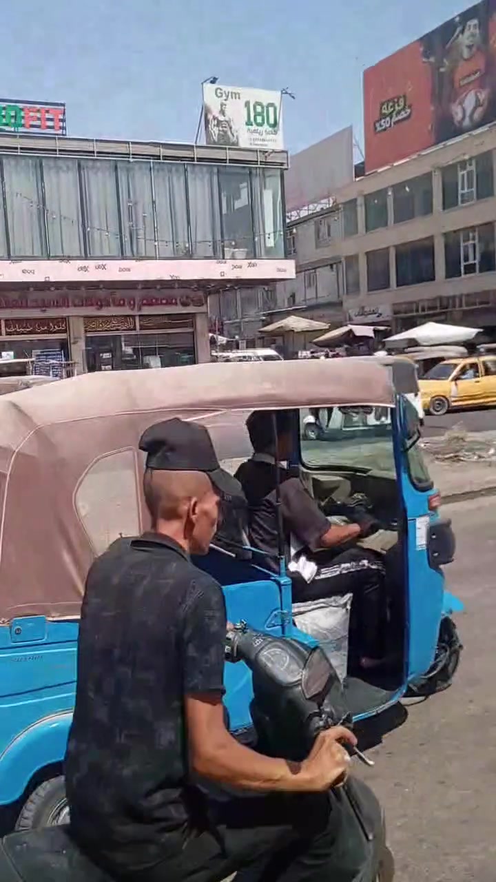 بيت للبيع طابو صرف مساحه 500 متر  تجاري شارع كربلاء المقدسة حي العامل يوجد فيه5 محلات مع دور لسكن يصلح بنايه تجاريه موقع مميز جدا السعر مليار وسبعمائة وخمسون مليون قفل علما البيت على الوجهية البيت 16 متر على شارعين الإتصال *********** وتساب ***********
