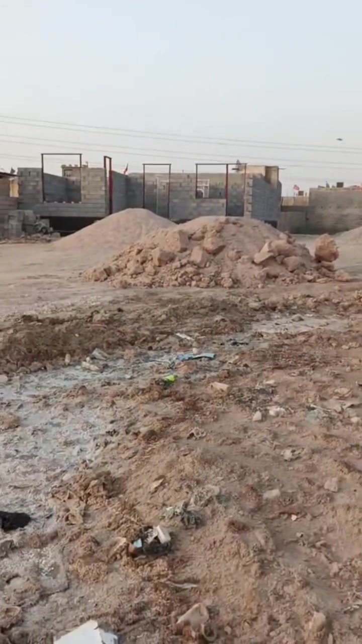بيت لبيع باني على النص بنه درجه اولاه بحي الصدرين قرفتين طول الوحده 6صافي وعرض 4عرضه12متر والنزال20هول وموزع ودونيه ومطبخ بي ابلوك وشيش وحصو درب هوه اومواده يرهم مقدمه والباقي اقصاد السعر 45مساحه ابناه ماقيسهه وبي شارع عله الصناعيه مقابيل بيت ازويروكدامه حرم الك 30متروهاذا التصوير قديم انا دافن الكدامه كلهه سبيس ***********
