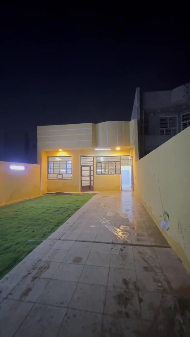 مساحه 250متر بسعر 70مليون وبي مجال بسيط. يحتوي ع غرفتين وصاله ومطبخ وحمامات ٢  قرب مجمع الأجيال منطقه الدوانم *********** بي واتس. @الجميع@الجميع

