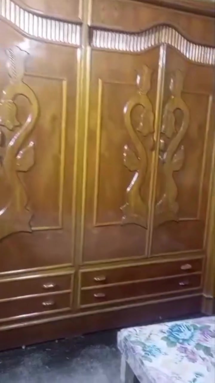 السلام عليكم غرفة اخشاب للبيع وسبب البيع فصخت الخطوبه  وخربت السالف تجي وتشوف بعينك رايدها بمليون وربع ماخذها بمليونين اله ربع الكنتور 8بوب وباقي للتفاصيل موضح بصوره 
 عنوان بابل سياحي *********** سيد علي
