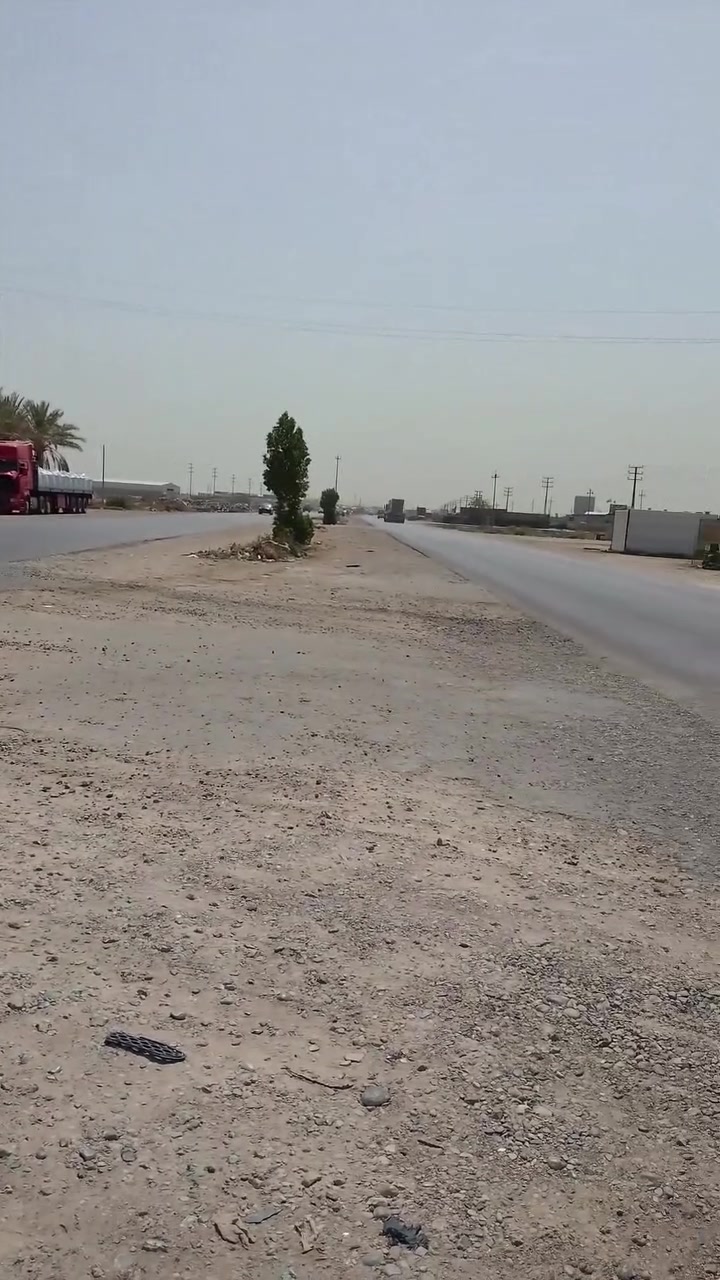 السلام عليكم مكلف بالنشر دونم للبيع طابو زراعي سند 25 واجها 28م  ونزال 90م  واصله ماء وكهرباء زائدا شارع صب يبعد عن التبليط 15م موقعة مقابيل مطعم هنداس خلف معمل الببسي 
للاستفسار ***********
