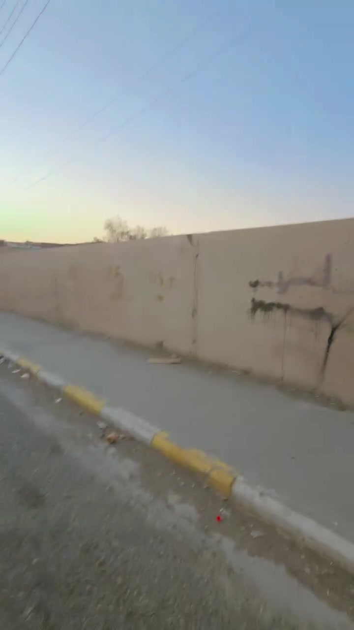 دار للبيع المساحة ١٠٠ متر يحتوي على غرفتين نوم واستقبال وحمامات داخلية وخارجية سقف مشترك قاطين..
 العنوان العزيزية الدخل المحدود شارع حجي علي شكريه مقابيل مدرسة الهداية 
***********
