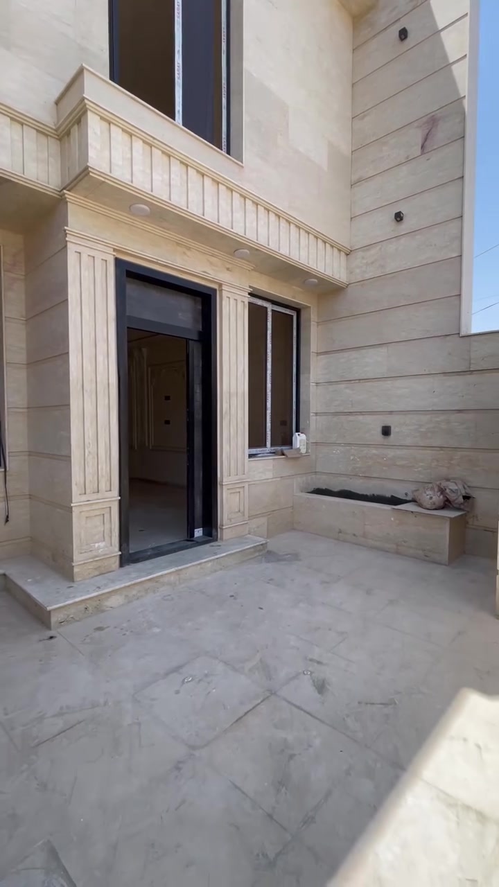🏠 بيت للبيع – بناء حديث درجة أولى
يتوفر بيت للبيع، بناء حديث وتشطيب درجة أولى، بمساحة 180 متر مربع، يتكون من طابقين.

📍 موقع الدار: الحلة – الكرامة الأولى

🔹 الطابق الأرضي:

• كراج سيارة

• مطبخ مفتوح على الكوريدور

• صالة

• مجمع صحيات

• غرفة نوم

• حديقة داخلية

🔹 الطابق الثاني:

• كوريدور

• 3 غرف نوم

📞 للاستفسار أكثر: مراجعة مكتب ركن بابل للمقاولات العامة والعقارات أو الاتصال على الرقم المثبت تحت الصفحة.☎️***********

📍 عنوان المكتب:

الحلة – حي المعلمين – خلف مستشفى التركي – شارع مستشفى طيبة – مجاور حسينية موسى الكاظم.

🏡 نستقبل كافة العروض العقارية لمن يرغب بعرض عقاره، سواء كان تجاري، دكان، بيوت، بيع، شراء أو إيجار.
