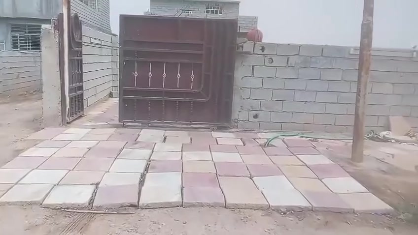 نظرا للوعود الكاذبة اعيد نشر بيت مساحة ٤٥٠ متر  زراعي على قرار 117 واجهة الحديقة والكراج ٩والنزال مال الحديقة ١٧ مساحة البناء ١٥٠ متر بي ٣ غرف نوم واستقبال وهول نقص فقط لبخ وبياض بي جميع الخدمات ماء كهرباء المكان هادئ وخلف البيت قطعة أرض ٩٠ متر المكان المدائن سلمان باك على طريق المعلة خلف البانزخانة مال المدائن مو جوة قريب على جسر بريجان السعر ٧٣ وبي مجال بسيط للاستفسار ***********
