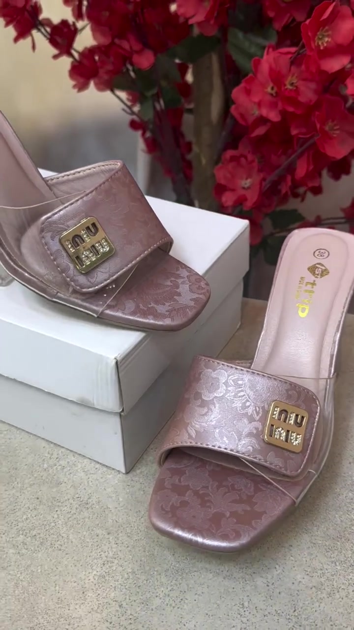 شاحطة كعب تخبل 😍👠
إذا تحبين الشياكة والنعومة بنفس الوقت، هاي القطعة إلج 🤍✨

كعبها يعطي اللوك لمسة أنيقة ومرتبة، وتناسب الطلعات والمناسبات وحتى اللوك اليومي 🌷

 القياسات: 37 | 38 | 39 | 40 | 41

لا تخلينها تفوتج 😍
اختاري قياسج وخلّي أناقتج تحچي عنج 🤍
