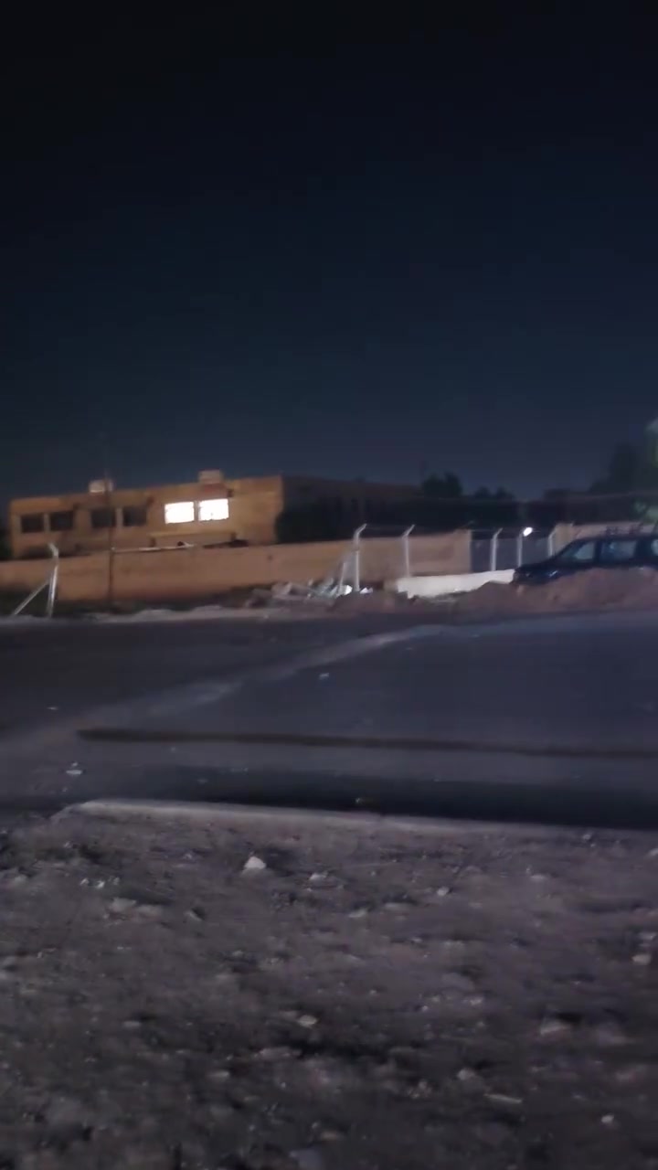 سلام عليكم البيع دونم وجه ٢٠ متر يحتوي على بناء بيتن كل بيت مساحتة ١٥٠وكل بيت يحتوي على غرفتين نوم وصالة واستقبال ومطبخ وحمام داخلي وحمامات خارجية والبيوت جاهزة على طابق واحد العنوان بغداد حي البتول شارع عام مقابيل آخر مدرسة الولداية شارع رئيسي يحتوي على 5محلات ومخزن كبير حديقة كامله كراج مقرنص أي استفسار اتصال على الرقم ***********
