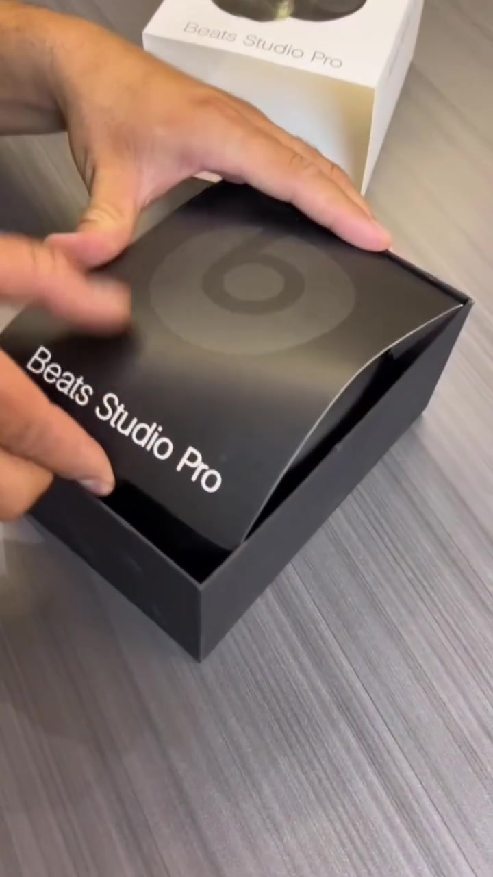 واتساب ***********
Beats Studio Pro – سماعات لاسلكية بإلغاء الضوضاء النشط

حوّل تجربة الاستماع إلى عالم من الصوت الغامر والدقة مع Beats Studio Pro

تصميم أنيق وأداء صوتي متقدم لمحبي الموسيقى والتقنية

نمط السماعة: فوق الأذن (Over‑Ear)

الاتصال اللاسلكي: Bluetooth Class 1، الإصدار 5.3

الاتصال السلكي: USB‑C يدعم Lossless Audio

مدخل سماعة تقليدي: 3.5 ملم

إلغاء الضوضاء: Active Noise Cancelling (ANC) قابل للتكيف

وضع الشفافية: يسمح بسماع الأصوات المحيطة دون نزع السماعة

الصوت المكاني: Spatial Audio مع تتبّع حركة الرأس (الأجهزة المدعومة)

مؤشر البطارية: مقياس مستوى وقود البطارية ومؤشر الشحن

يدعم الهاتف المحمول / MP3 / CD / الكمبيوتر الشخصي، وما إلى ذلك

شحن USB: DC5V IN

نسبة الإشارة إلى الضوضاء: 88 ديسيبل

مسافة الاتصال اللاسلكي: 10 أمتار

طاقة الخرج: 35 مللي واط

التردد اللاسلكي: 2.401-2.480 جيجاهرتز
محرك Beats Acoustic لتجربة صوتية استثنائية

إلغاء الضوضاء التكيفي لتقليل الضوضاء المحيطة بذكاء

ميكروفون للتحدث عن بعد أثناء المكالمات

ثلاثة أنماط صوتية مدمجة: Beats Signature، Entertainment، Conversation

تشغيل تلقائي/إيقاف تلقائي عند ارتداء أو نزع السماعة

واجهة سهلة الاستخدام وتحكم عبر الأزرار أو اللمس

يدعم Wi-Fi وBluetooth

يتوافق مع أجهزة iPhone وiPad
