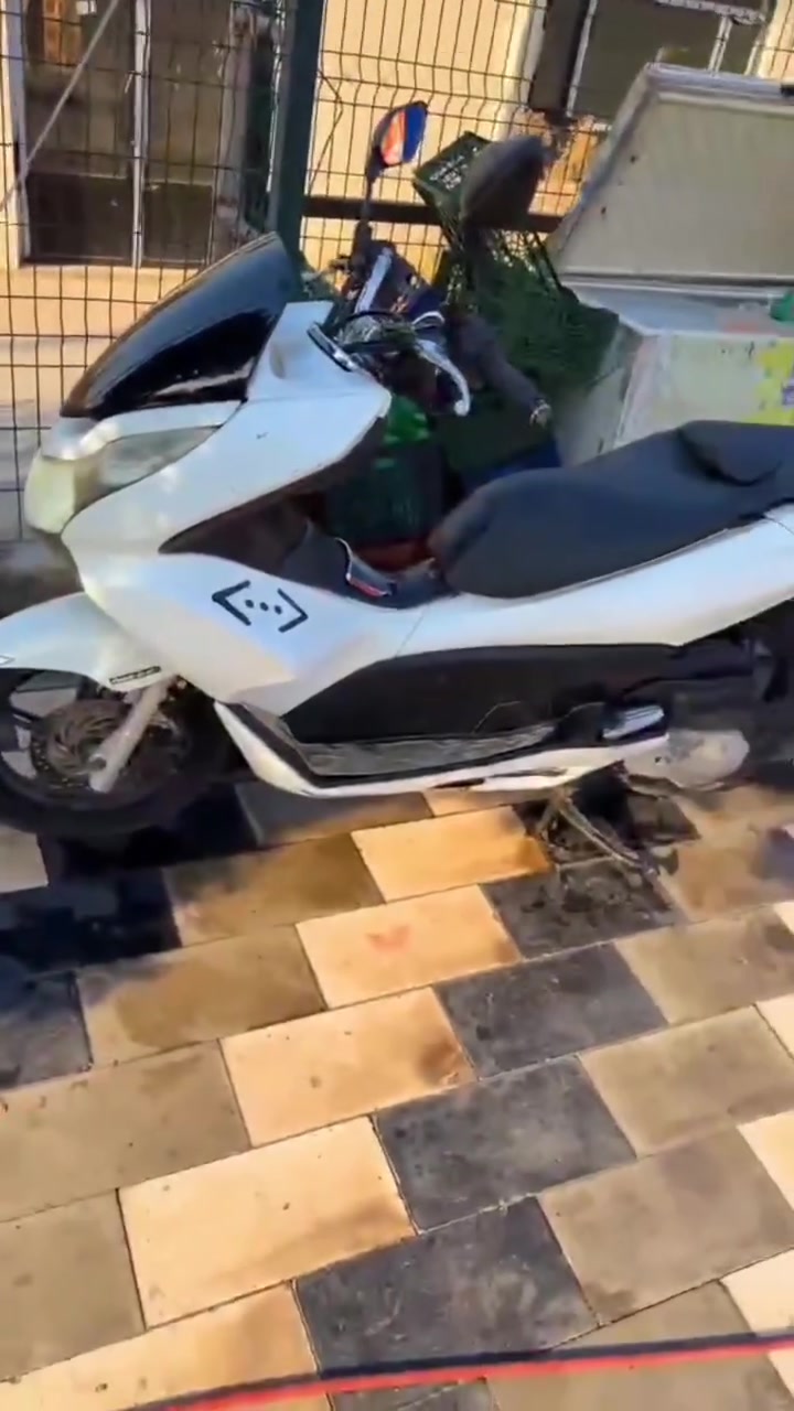 السلام عليكم دراجة pcxجيل الاول ياباني  مكفولة  دراجه  ضمان محرك مامفتوح
بكان الدراجه كربله
تجي وتشوف بعينك  سعر  1400 وبيه مجال
***********
