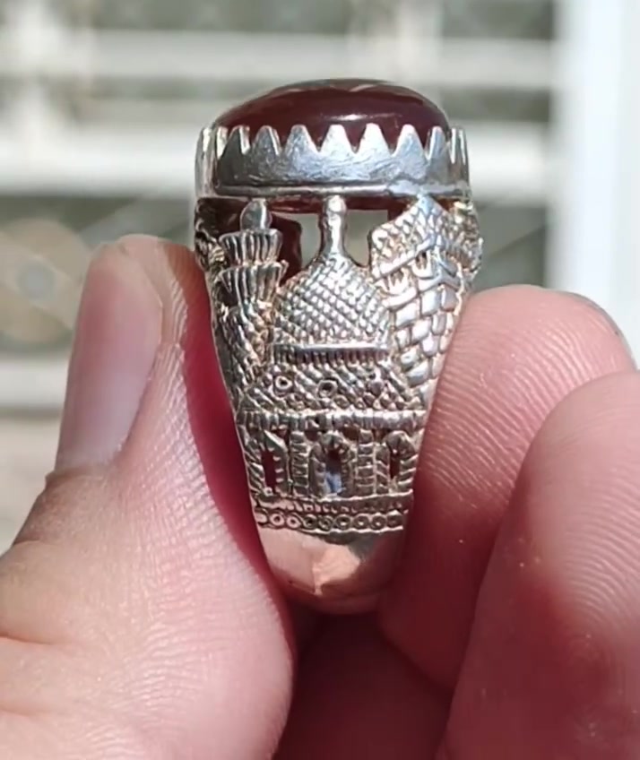 السلام عليكم يماني طبيعي تحفة غير معالج لونين بداخلة دمار جدا جميل صياغة 3D قبة ومنارة وشكل الكعبة المشرفة 🕋🕌 قياس الحجر 1.5 سم مدور قياس الخاتم 25 سعر 65 مكاني الناصرية توصيل موجود ***********

