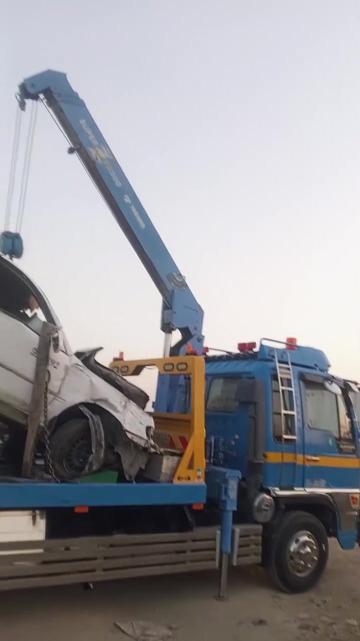سلام عليكم
تفصيخ كورلا 
بطاين تخم 
بريشر وعنبار
محرك وكير نظيفات 
حداديه نظيفه
تخم تاير جديد 
العنوان واسط قضاء الحي 
***********
