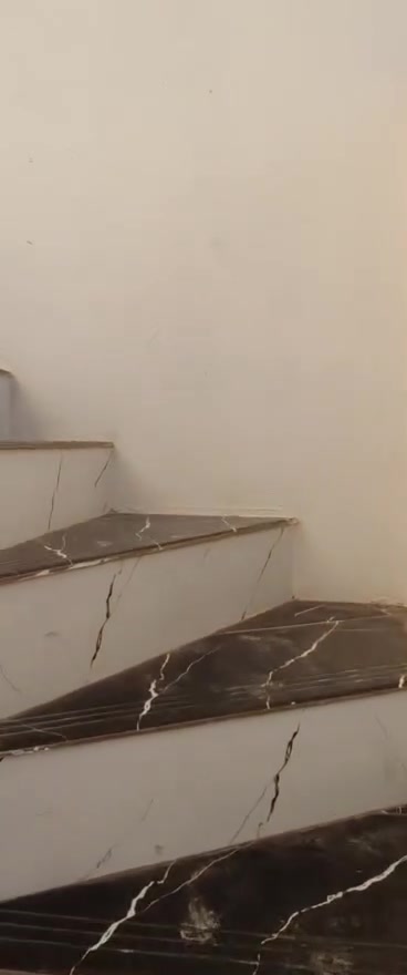 السلام عليكم بيت  طابقين للبيع يتكون الطابق الأرضي غرفتين نوم واستقبال وصالون ومجتملات الطابق الثاني أيضا يتكون من غرفتين نوم وصالون ااستقبال مساحة البيت ١٢٠ الواجهه ٦مترونزال20 الموقع خلف التعليم غرفة التجاره على إلا ستفسار هذا رقم الهاتف و بي وتساب كورك واسيا ***********///***********
