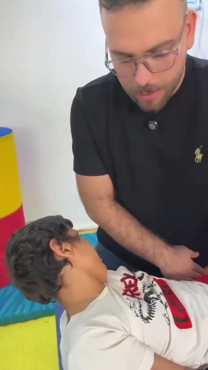 أحد أهم تمارين تقوية عضلات الرقبة للأطفال المصابين بالشلل الدماغي 💙

تقوية عضلات الرقبة تُعد من الخطوات المهمة لتحسين التحكم بالرأس، وهي أساس لتطوير العديد من المهارات الحركية لدى الطفل.

في هذا الفيديو نستعرض تمرينًا بسيطًا يُستخدم ضمن برامج العلاج الطبيعي حسب احتياجات كل طفل.

📍 العنوان: بغداد – نفق الشرطة – حي حطين – عمارة الرازي
📞 للاستفسار والحجز: ***********

🌐 مركز خطوة أمل للعلاج الطبيعي المكثف للأطفال والكبار

#علاج_طبيعي #شلل_دماغي #تأهيل_الأطفال #بغداد #خطوة_أمل
