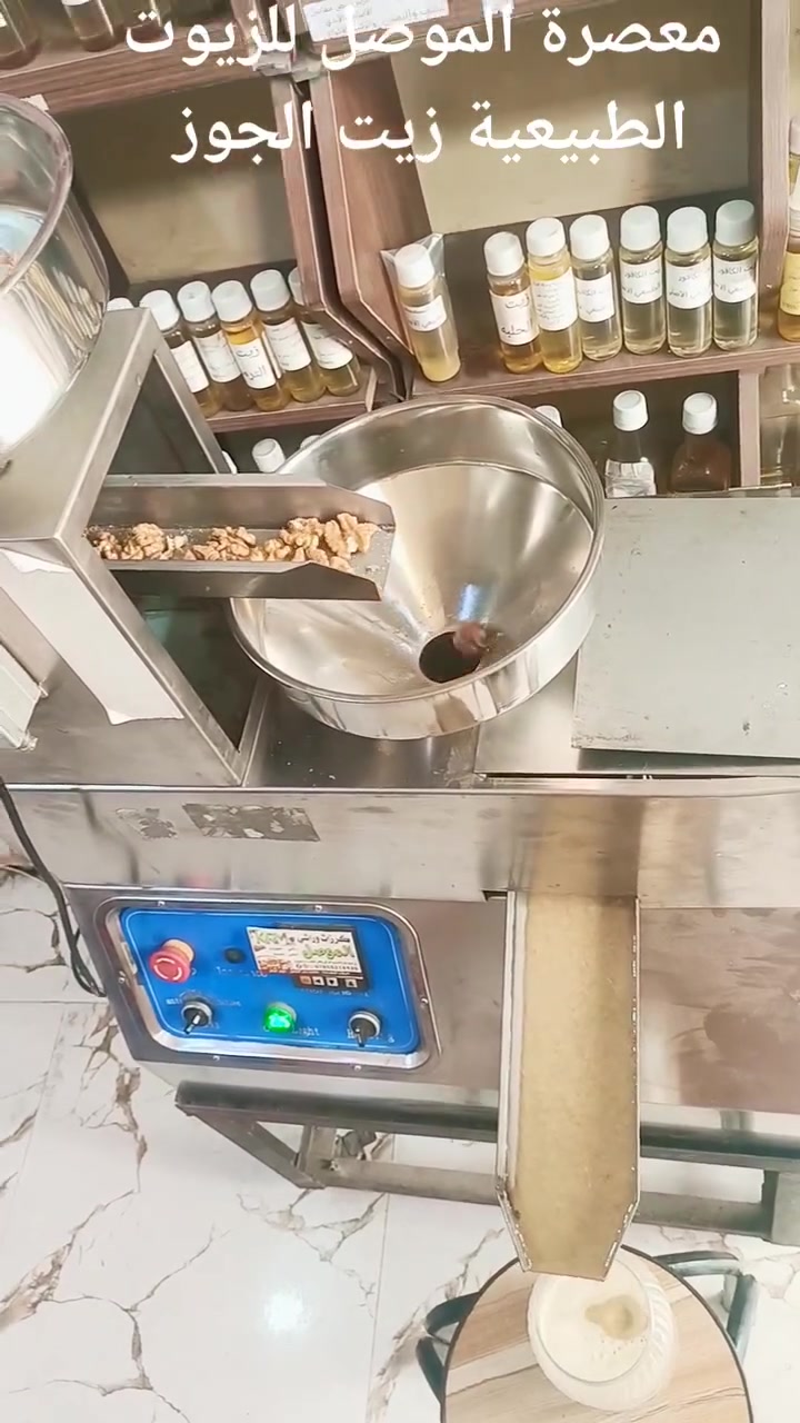 يعمل زيت الجوز على زيادة حيوية البشرة، وتسريع علاج الجروح. كما يمكنه علاج مشاكل البشرة، مثل: الأكزيما، وحب الشباب، وسرطان الجلد، وذلك بسبب ما يحتويه هذا الزيت من الأوميغا 3 والأوميغا 6. يمكنه أيضًا التخفيف من علامات التقدم في السن الظاهرة على البشرة وذلك لما يحتويه من مضادات للأكسدة والالتهابات.

يحتوي زيت الجوز على الأحماض الدهنية المهمة للبشرة والجلد بشكل عام، إذ يحتوي زيت الجوز على حمض أوميغا 3 الدهني، والذي يعمل على محاربة الاضطرابات الجلدية والالتهابية وتعزيز نمو الجلد، كما يُساهم زيت الجوز في تعزيز التئام الجروح

زيت الجوز المعصور على البارد مضاد أكسدة ممتاز، يساعد على مكافحة تساقط الشعر وتعزيز نموه . يوفر هذا الزيت كميات كبيرة من فيتامينات ب1، ب2، ب3، وفيتامين هـ، والنياسين. كما تساعد بعض المغذيات النباتية والأحماض الدهنية في زيت الجوز على تحسين ملمس البشرة ونضارتها.

تأثير مضاد للشيخوخة: تساعد مضادات الأكسدة الموجودة في هذا الزيت الطبيعي على مكافحة الجذور الحرة المسؤولة عن شيخوخة الجلد، مما يقلل من ظهور الخطوط الدقيقة والتجاعيد . إشراقة طبيعية: من خلال تجديد خلايا الجلد، يمنح زيت الجوز توهجًا طبيعيًا، ويترك الوجه متألقًا ومنتعشًا.

عنوانه كربلاء حي العامل مول 
توجد خدمه توصيل 
***********
