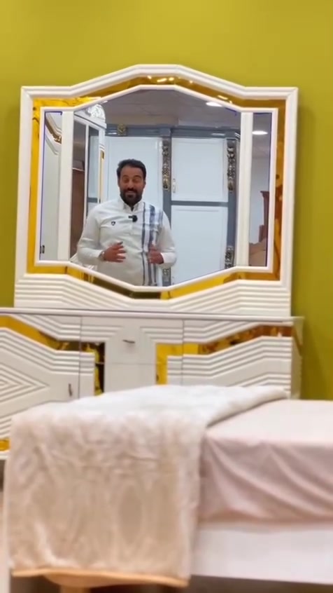 للبيع غرفة نجارة عراقية درجة اولة من شركة الافراح
مستخدمة استخدام قليل نظافة 100% 
المكان الديوانية قضاء المهناوية 
للاستفسار ***********
