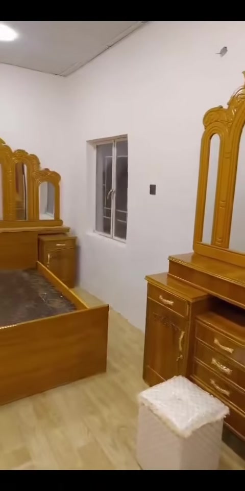 يعلن معرض الفرات اللأثاث عن تخفيض أسعار 
غرفه 5 أبواب صاج عراقي ملحق طابقين تتكون غرفه من 
8قطع زاويه برتفاع الكنتور تخته بلوكً اسود 6 رجلين ظهر فتح وشد براغي جرجوبه 
سعر 800الف 
العنوان بغداد الأمين الثانيه شارع الأرامل 
للاستفسارات اكثر ع راقم 
***********.  / واتساب
***********/الهاتف
