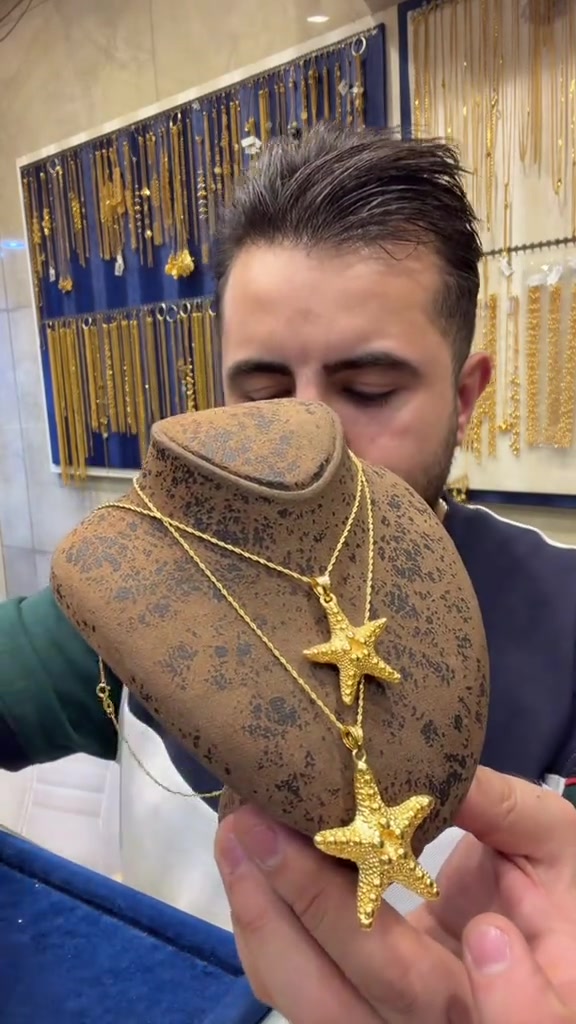قلايد نجمه ألبحر صياغه ومجوهرات ألجبوري ألعنوان: ألكاظميه باب المراد داخل قيصيريه فندق ألاسدين👉🏻 *********** هاتف أوقات الدوام من 11 صباحاً الى 9 مساء يتوفر خدمه توصيل بغداد وجميع ألمحافظات الحجز مفتوح ع مدار 24 ساعه

نص مكتوب في الصور:
- قلايد نجمه ألبحر بحجمين✨✨