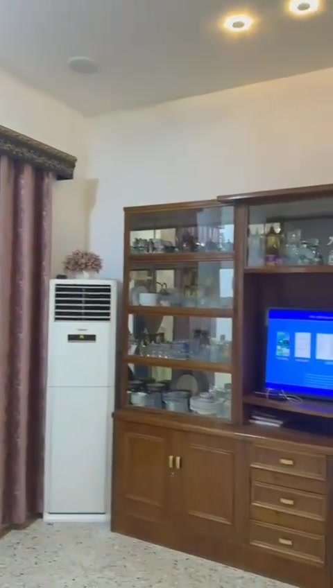 دار للبيع مساحته ٢٠٠ متر قاط واحد بناء حديث غرفتين نوم وصاله واستقبال مطبخ حار وبارد ومجمع صحيات البلديات خلف الصحفين ثالث فرع عن مضيف السواعد منطقه كاملة الخدمات تبليط مجاري مشمولة بالتطويب السعر١٧٥ وبي مجال ***********
