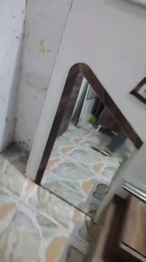 غرفة بيها أضرار نوع تركي هي ودوشك رايديها ب75 وبيها مجال العنوان بغداد الحرية الثالثة ماعدنة توصيل ***********

