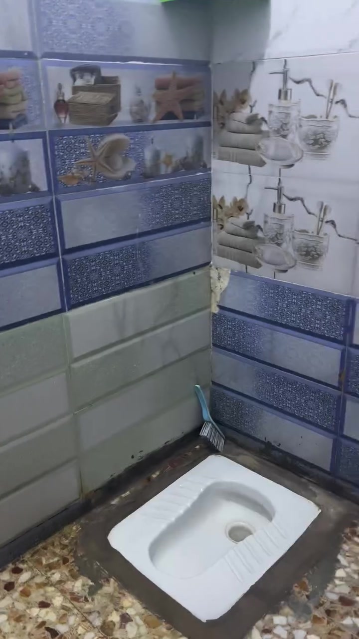 السلام عليكم بيت للبيع ثالث فرع قرب اسواق روكي البيت قاطين كامل خدامات لإتصال بلرقم  *********** للبيع أو مراوس مساحه اكبر
