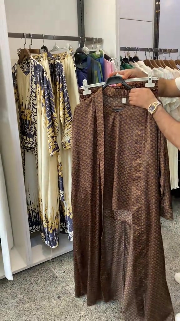 جمعتلكم كم ستوري على بعض الموديلات اللي هواااية طلبتوها بمنشور واحد .. بعد طلبكم طبعا .. تعالو خلي نشوفه سوا .. سعر التوصيل 5 الاف دينار  بغداد وكل المحافظات 🚖  العنوان : بغداد الدورة سوق الاثوريين شارع نادي المجتمع العائلي رقم الهاتف ***********___***********  . . . . . . #ملابس #ازياء #اكسبلورر 
