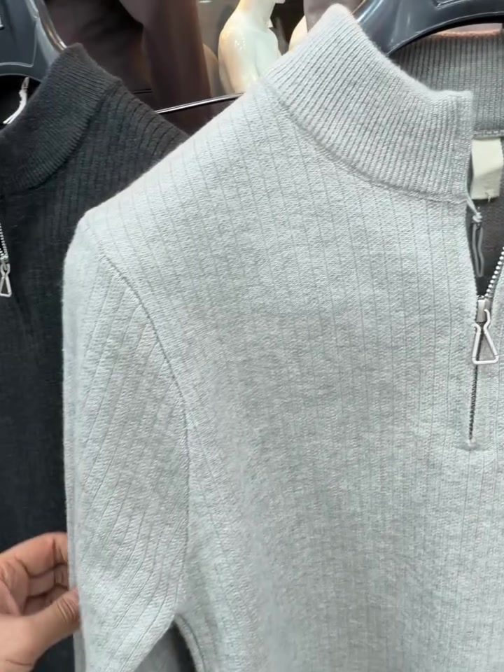 ملابس • مقاسات M-L-XL-XXL • علق تم
