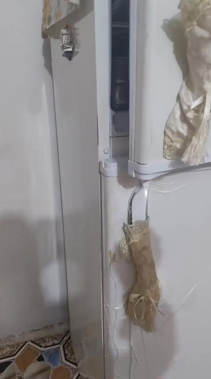 ثلاجه للبيع نظيفه كشر وماطور يشتغل بس بيها خلل ما اعرفه الفريز يجمد والجوه مايبرد بروده قليله جدا الشراي يتصل على الرقم ادناه ***********
