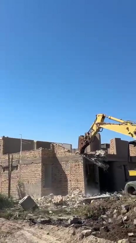 حفاره اوكي ألماني مديل 97حفاره نضيفه وثانيه افيات هيتاشي مديل 200جاهزه للعمل وثالثه مديل 2002 كلهه شغاله دفع رباعي***********لمكان بصره قضاء لمدينه أسعار مناسبه

