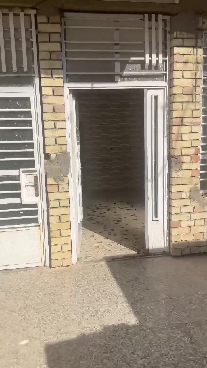سلام عليكم بيت للبيع ومراوس لعده بيت بلكماليه حتا أذا تعبان أراوس حاليا فارغ جيب غراضك وگعد مساحه 125م جبه/5 ونزال 25 طابو زراعي سند 25 بگاع ابو علي دراجي طابق ونص غرفه فوك وبيتونه 6متر وحمام مشترك والارضي ستقبال5م عرض 3ونص صاله كبيره 9 م غرفه بلاخير 5/4 حمام مشترك منور مترين صاير مطبخ درج داخلي بدون تغليف وأذا أكو مراوس بيت بلكماليه حتا اذا تعبان *********** السعر اتصل
