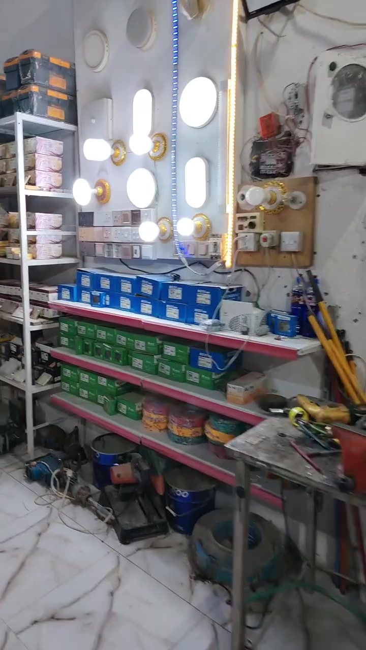 السلام عليكم إلى أهالينا في منطقة واحد حزيران عند انشائية زيد العزاوي كادر كهربائي متكامل 
نعمل على تئسيس المحلات والدور السكنية
نعمل على تصليح كافة الأعطال الكهربائية
نعمل على نصب البوردات ATS والصناديق الكهربائية
نعمل على نصب السبالت
زورونا دائماً
الرقم ***********
واتساب ***********
