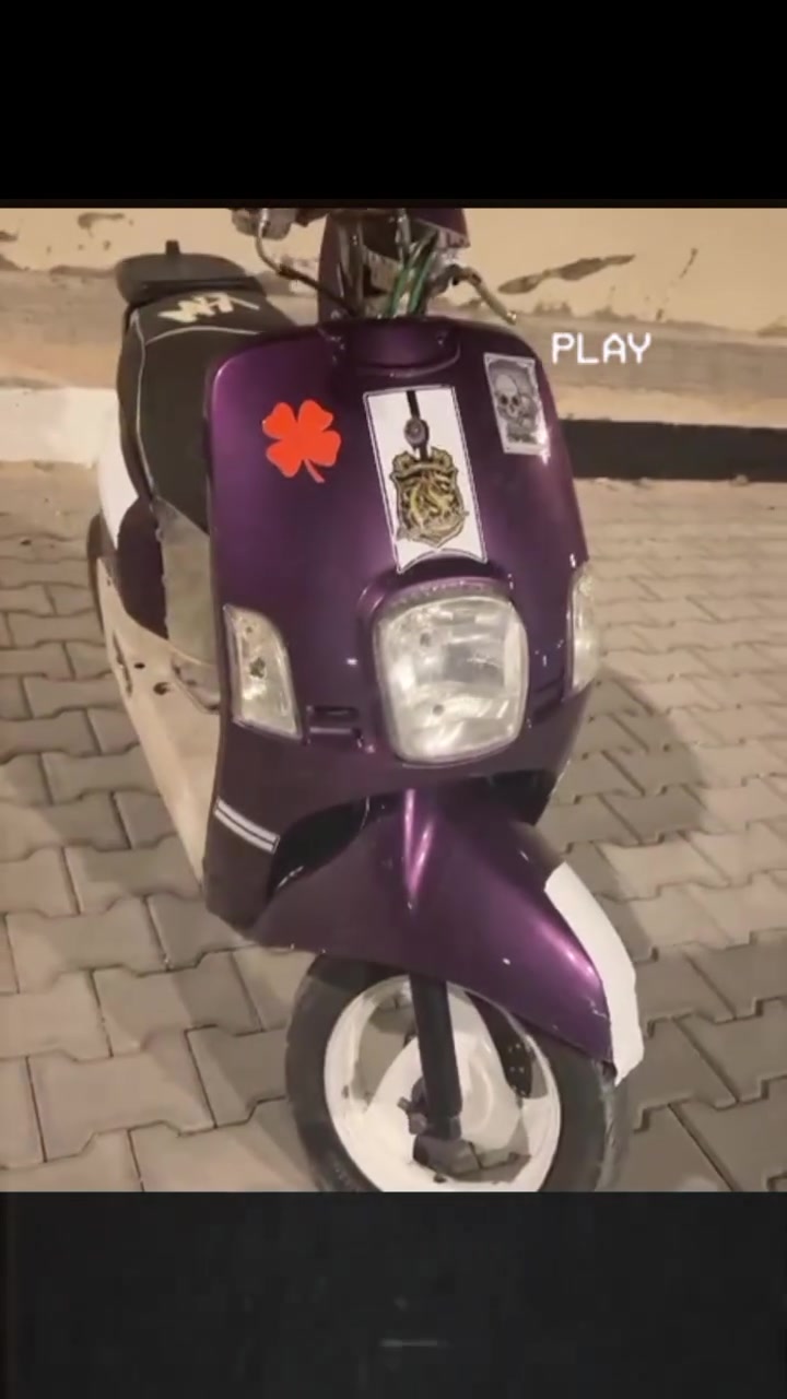 ياماها ماكس بوليس ياباني نوزل بلاد
مكينه حلوه مفتوحه مبدل زنجيل 
وهسه مستحقه ولفات لو بستم 
مكينه حلوه ناعمه سريعه و شلعه معدل 
داخل كريمي مرتبه دراجه بس هم يرداله ترتيب 
كفرات كامله ختم وأحد نقوصات دراجه 
عينه و قبق باتري وجامه بك لايت 
كهربائيات شغاله بس فاصلهن
سلف يشتغل بس  فلاوين يشكل
س 425 
مكاني البصرة المعقل 
/***********
