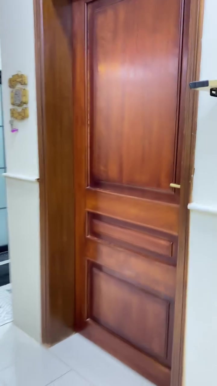 بيت للبيع المساحة ٥٠٠ متر طابو زراعي سند 25 مساحة البناء 220 والباقي حديقه مع طرمه كبيره
يتكون من غرفتين كبار بالاضافه الى صااله كبيره ومطبخ حار وبارد وصحيات وحديقه داخليه 
بناء درجه اولى 
الموقع الجمعيات حجي حسن الثانيه نهاية شارع المولده
للاستفسار اكثر يرجى الاتصال بالرقم (صاحب البيت) ادناه
 ***********
