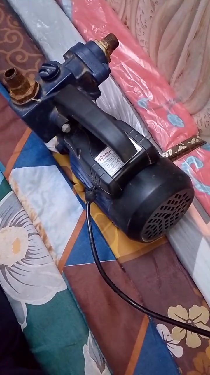 السلام عليكم ساحبه مال  للبيع النظافه مثل ما تشوف مفوله وماطور ماء نظافته همه جديد ما مستعملات هواي الغراض شيء قليل الساحبه سعرها 85 والماطور سعره 40 وبهن مجال شيء قليل  المراسله واتساب  ***********
