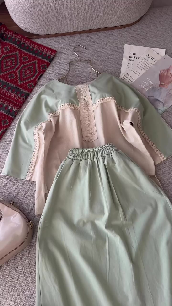⁨	👗✨ أزياء أزورا ✨👗

إطلالة صيفية ناعمة… بسيطة بس تخبل 🤍🌸

✨ سوت  موديل  فيكتوري 
• خامة لنن مع تفاصيل كراكيش .
• طول القميص : 65 سم ( يغطي منطقة الكمر ) 
• طول التنورة : 95 سم ( حد الحجل ) 
• القياسات: 36 | 38 | 40 | 42 | 44
💰 السعر: 30 الف 
•
سكارف موديل زارا ( 8 الاف ) 

✨ قطعتين يكملن بعض ويطلعن لج لوك كاجوال مرتب وأنيق بكل وقت.

📩 للحجز والاستفسار: راسلوا الصفحة
📞 ***********

🚚 توصيل لجميع محافظات العراق +5 آلاف فقط

🤍 أزياء أزورا… لأن أناقتچ تستاهل الأجمل.⁩
