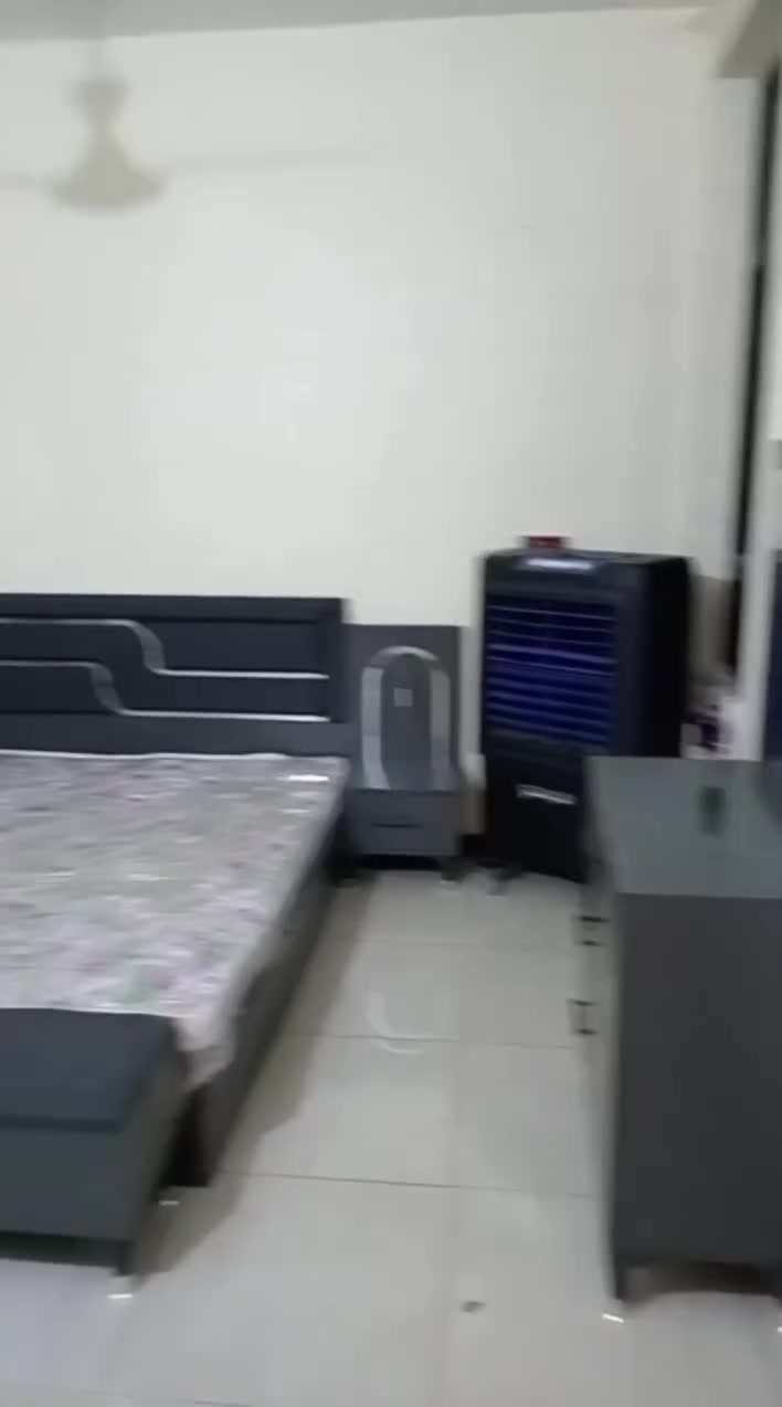 سلام عليكم للبيع غراض نضيفه  معه غرفت نوم 6 قطع نضيفه جدن معه دوشك 3 نفرات  معه ثلاجه نضيفه بس مطور عطلان مالته بدون خياسات ولا شي  الغرفه ريده 650 بيه مجال الثلاجه ريده 100 بيه مجال وعندي سخان مال مي حجم جبير ريده 200 جديد بل جيس  مكاني بغداد رقم تلفون ***********
