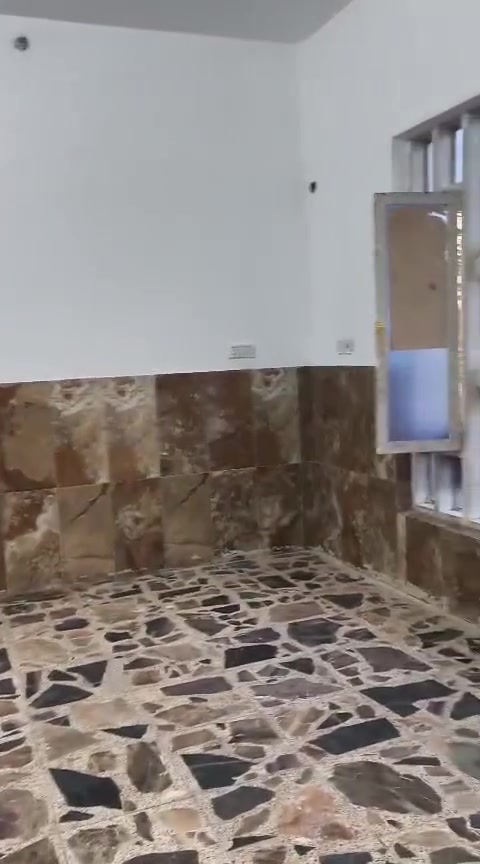 بيت لايجار طابق ثاني حي الخليج غرفين ومطبخ و صاله وكراج سياره وسطح معزول باب وحده 100 متر
*********** @
